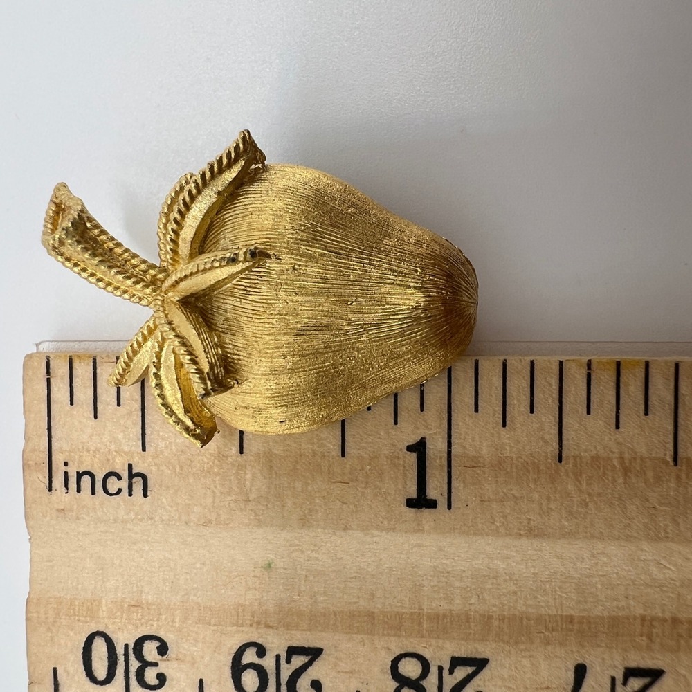 Vintage Trifari Gold Tone Strawberry Brooch Textured Figural Fruit Pin Logo - Picture 4 of 5
